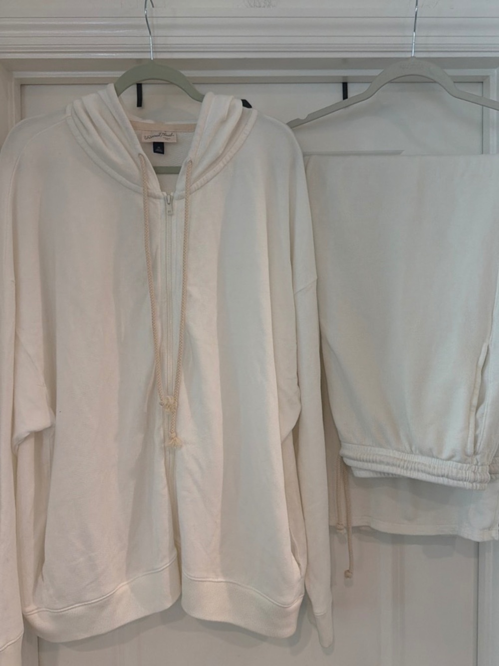 Universal Threads White XXL Sweatpants and Zip up Hoodie set